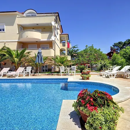 Apartment With A Swimming Pool - 22764 *