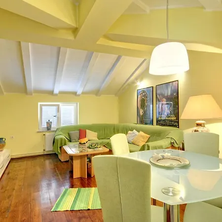 Apartamento With Swimming Pool - 22764 *