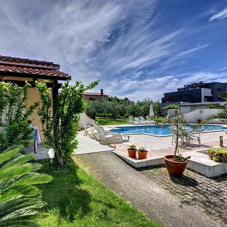 شقة With A Swimming Pool - 22764 *